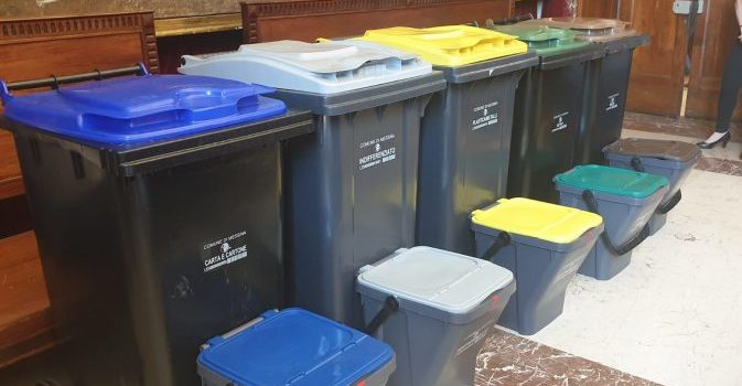 Consegna dei kit nella zona Nord, ma fino a quando non partirà il servizio invitiamo i residenti a seguire il vecchio calendario Consegna dei kit nella zona Nord, ma fino a quando non partirà il servizio invitiamo i residenti a seguire il vecchio calendario
