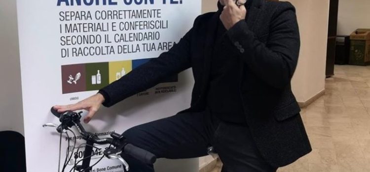 Differenziata: “Lombardo chi conferisce ultimi 9 giorni 20kg alle isole ecologiche parteciperà al concorso “Differenzia di più e avrai un premio” dove sorteggeremo bici elettrica ultima generazione” Differenziata: “Lombardo chi conferisce ultimi 9 giorni 20kg alle isole ecologiche parteciperà al concorso “Differenzia di più e avrai un premio” dove sorteggeremo bici elettrica ultima generazione”